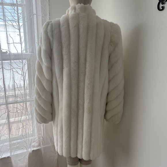 Vintage Elegant White Fur Coat - Picture 4 of 6